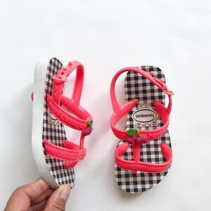 Havaianas cherry gingham flip flop sandals EUC 9